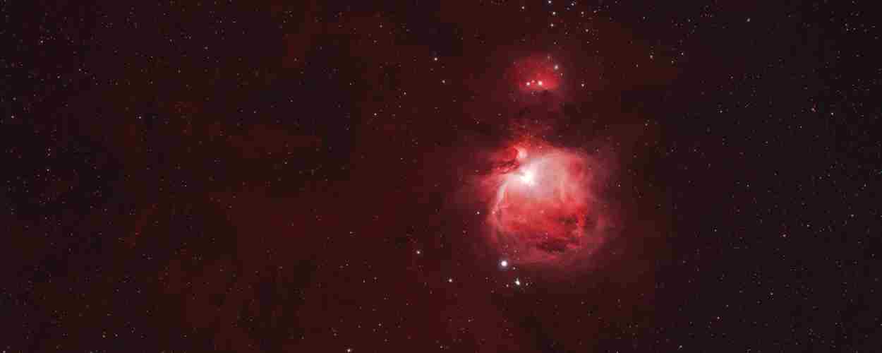 La nebulosa de Orion bajo la luna llena